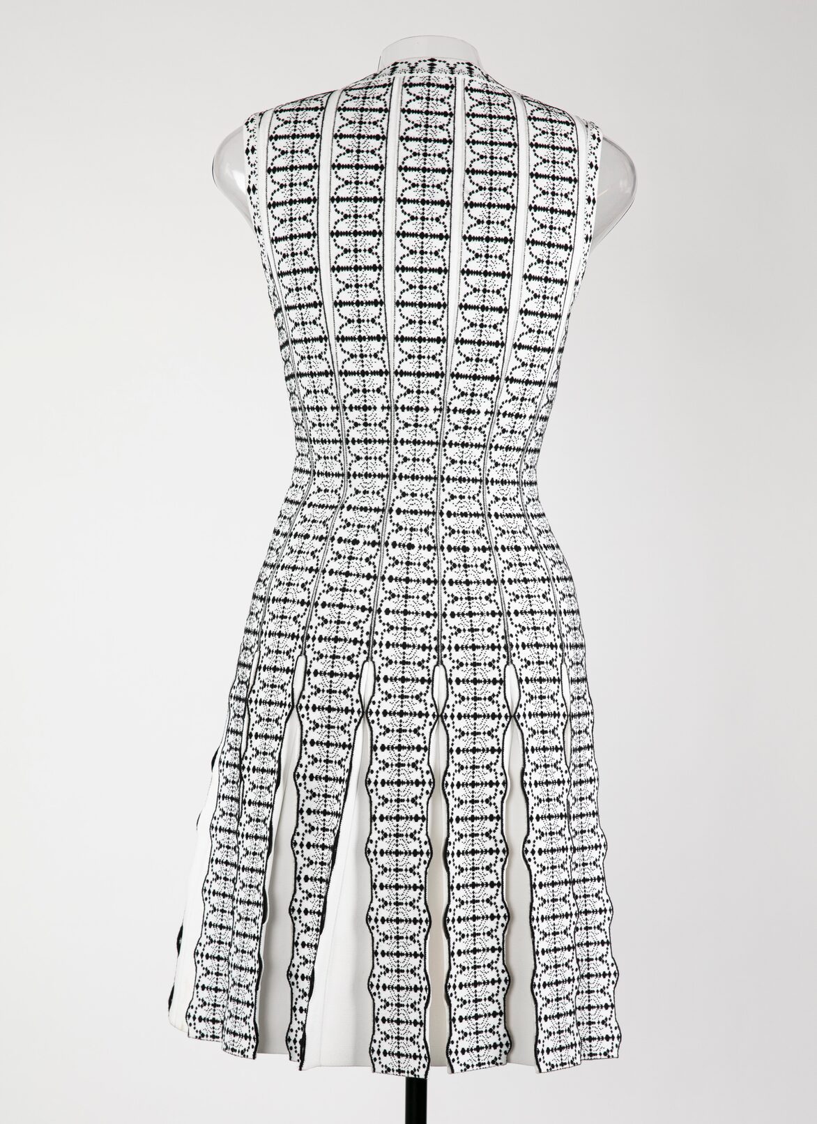 SLEEVELESS DRESS SIDI BOU SAID PLISSE WHITE/BLACK ALAÏA WHITE/BLACK SLEEVELESS DRESS SIDI BOU SAID PLISSE WHITE/BLACK